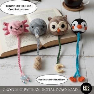 Pode incluir: Quatro marcadores de crochê feitos à mão em forma de axolotl, elefante, coruja e pinguim. O axolotl é rosa, o elefante é cinza, a coruja é marrom e o pinguim é preto e branco. Cada marcador tem uma cauda longa e trançada. O texto "BEGINNER FRIENDLY Crochet pattern" está na imagem.