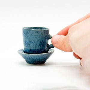 Handgefertigte Miniaturkeramiktasse mit optionaler Untertasse: UK-Made Pottery Art Puppenstube