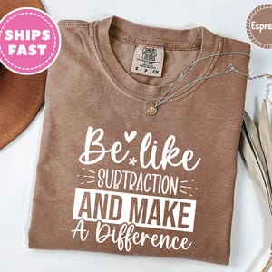 Comfort Colors® T-shirt Soyez comme la soustraction et faites la différence, T-shirt pour prof de mathématiques, Cadeaux de remerciement pour les enseignants, T-shirt pour la rentrée