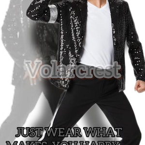 Może przedstawiać: Czarna kurtka z cekinami ze srebrnymi akcentami, biała koszula i czarne spodnie. Strój zawiera czarny fedora i białe rękawiczki. Tekst na zdjęciu brzmi: "JUST WEAR WHAT MAKES YOU HAPPY IF YOU ARE HAPPY IT'S A GREAT OUTFIT."