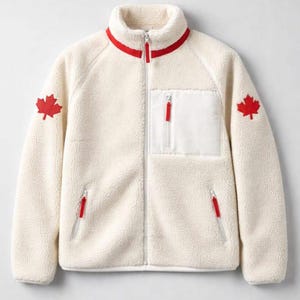 Può includere: Giacca in pile color crema con collo alto e cerniera intera. Presenta dettagli rossi sul colletto e sulle cerniere, una tasca bianca sul petto e gli emblemi delle foglie d'acero rosse sulle maniche. Un capo spalla confortevole.