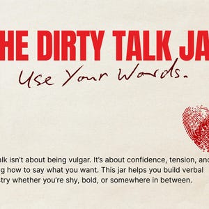 以下が含まれることがあります： 赤色の「THE DIRTY TALK JAR」というテキストと、筆記体で「Use Your Words」というテキストが書かれたグラフィック。右側には赤い指紋のハートがあります。テキストは、ジャーが言葉の化学反応を構築するのに役立つことを説明しています。
