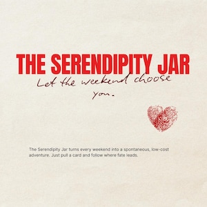 以下が含まれることがあります： 赤色の「THE SERENDIPITY JAR」というテキストと「Let the weekend choose you」というキャッチコピーが書かれたクリーム色のグラフィック。テキストの下には赤い指紋のハートがあります。「The Serendipity Jar turns every weekend into a spontaneous, low-cost adventure.」と書かれています。
