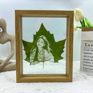 Kundenspezifische Foto-Blattschnitzerei im Rahmen - personalisiertes graviertes Ahornblatt-Kunstgeschenk für Geburtstag, Jahrestag, Gedenkstätte oder Wohnkultur