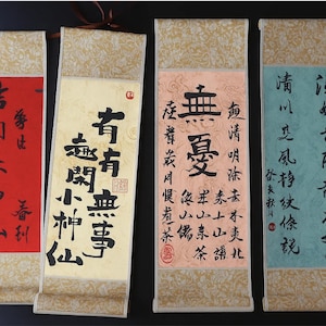 Puede incluir: Cuatro pinturas tradicionales asiáticas en rollo con caligrafía en tinta negra sobre fondos rojo, crema, melocotón y turquesa. Cada rollo tiene una parte superior e inferior decorativa con dibujos.