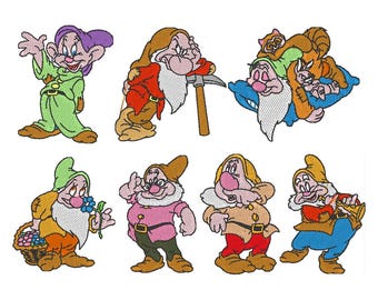 Puede incluir: Parche bordado con siete enanitos de dibujos animados en varias poses. Cada enanito tiene un atuendo y una expresión únicos, con colores como verde, rojo, amarillo y azul. Un enanito sostiene un pico, y otro lleva una cesta de flores.