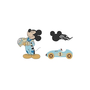 Pode incluir: Patches bordados com Mickey Mouse como piloto de corrida, uma cabeça preta de Mickey Mouse com uma bandeira quadriculada e um carro de corrida azul claro com o número 1. Os patches têm um estilo de desenho animado e estão em um fundo branco.
