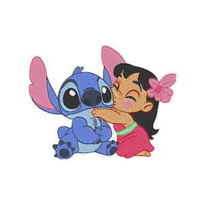 Puede incluir: Un diseño bordado con los personajes Stitch y Lilo de la película animada Lilo & Stitch. Stitch, un extraterrestre azul, es abrazado por Lilo, una niña con un vestido rosa y una flor en el pelo. Sobre un fondo blanco.