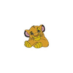 Puede incluir: Parche bordado con un cachorro de león de dibujos animados en tonos amarillos, beige y marrón. El cachorro de león tiene una expresión dulce con ojos grandes y una pequeña sonrisa. El parche es para ropa o accesorios.