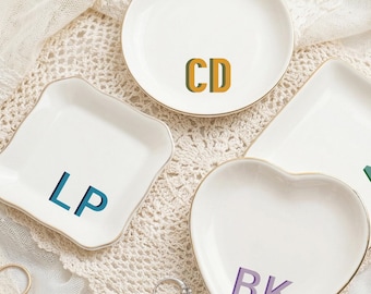 Plato para anillos con monograma personalizado, bandeja para joyas con inicial personalizada, plato de cerámica para joyería para propuesta de dama de honor, regalo de boda, regalo de cumpleaños para ella.