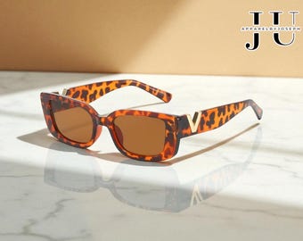 Gafas de sol rectangulares retro: detalle en V dorado, protección UV400
