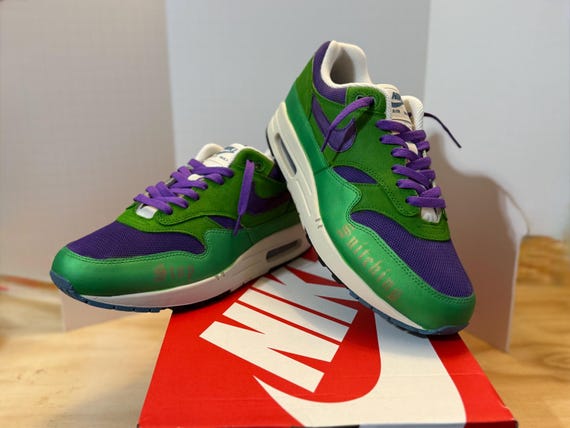 Custom Nike Air Max 1 Sneakers – Green & Purple “Stop Snitching” Design Hand-Painted Streetwear Shoes