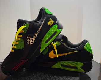 Nike Air Max 90: handgeschilderde, op racen geïnspireerde sneakers