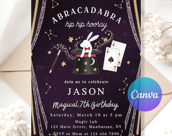 Op de afbeelding: Een paarse uitnodiging met de tekst "ABRACADABRA hip hip hooray" en "Magical 7th Birthday". Het bevat een konijn in een hoge hoed, speelkaarten en een toverstaf. De uitnodiging is voor Jason's verjaardag.