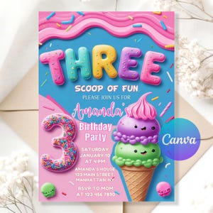 以下が含まれることがあります： カラフルな誕生日の招待状。3D文字で「THREE」と書かれています。笑顔のスクープのアイスクリームコーンが特徴です。「Amanda's Birthday Party」というテキストが含まれています。背景は青色で、装飾的な要素があります。