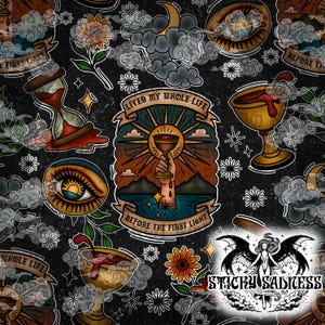 Op de afbeelding: Een naadloos patroon met illustraties in tattoo-stijl op een zwarte achtergrond. Ontwerpen omvatten een zandloper, kelken, een oog met zonsondergang, een hand die een kelk vasthoudt, en de tekst "Lived My Whole Life" en "Before The First Light".