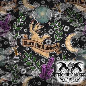 Puede incluir: Un patrón repetitivo sobre un fondo oscuro con elementos místicos. Una mano con uñas rojas sostiene una bola de cristal, con una pancarta que dice "Burn the Rulebook". Otros elementos incluyen cristales, dagas, lunas y hojas.