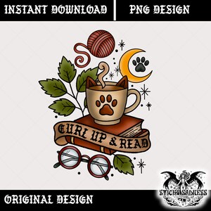 Puede incluir: Diseño digital con una taza de café con orejas de gato y huellas de patas, colocada sobre un libro con las palabras "Curl Up & Read". Incluye un ovillo de lana, gafas, una luna creciente con una huella de pata y hojas. El diseño está etiquetado como "Descarga instantánea" y "Diseño PNG".