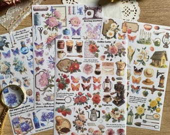 Puede incluir: Conjunto de pegatinas decorativas con diseños florales, mariposas y café. Las pegatinas incluyen textos como "Sewing machine", "Coffee Latte" y "Espresso". También hay una lupa, flores secas y encaje.