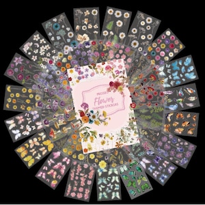 Puede incluir: Una colecci&oacute;n de pegatinas con tem&aacute;tica de flores prensadas, con varios dise&ntilde;os florales y de mariposas. Las pegatinas est&aacute;n dispuestas alrededor de un folleto central con el texto "Pressed Flower Themed Stickers". Las pegatinas muestran una variedad de colores, incluyendo rosa, amarillo, azul y morado.