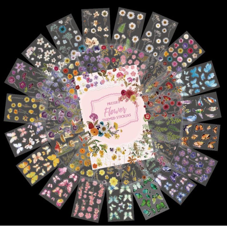 Puede incluir: Una colecci&oacute;n de pegatinas con tem&aacute;tica de flores prensadas, con varios dise&ntilde;os florales y de mariposas. Las pegatinas est&aacute;n dispuestas alrededor de un folleto central con el texto "Pressed Flower Themed Stickers". Las pegatinas muestran una variedad de colores, incluyendo rosa, amarillo, azul y morado.