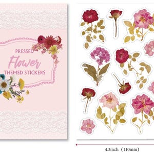 Puede incluir: Pegatinas con tem&aacute;tica de flores prensadas. Las pegatinas miden 110 mm de ancho y 165 mm de alto. Las pegatinas presentan una variedad de flores secas en tonos rojos, rosas y morados. La hoja de pegatinas de la izquierda tiene el texto "PRESSED FLOWER THEMED STICKERS".