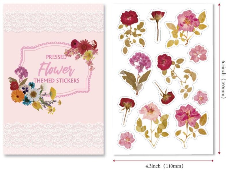 Puede incluir: Pegatinas con tem&aacute;tica de flores prensadas. Las pegatinas miden 110 mm de ancho y 165 mm de alto. Las pegatinas presentan una variedad de flores secas en tonos rojos, rosas y morados. La hoja de pegatinas de la izquierda tiene el texto "PRESSED FLOWER THEMED STICKERS".