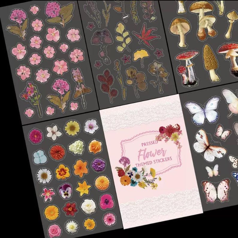 Puede incluir: Una colecci&oacute;n de pegatinas con tem&aacute;tica de flores prensadas. Las pegatinas presentan varias flores, setas, mariposas y hojas en una variedad de colores. Las pegatinas est&aacute;n dispuestas sobre un fondo gris oscuro. Una hoja tiene el texto "PRESSED FLOWER THEMED STICKERS".