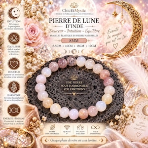 Può includere: Un braccialetto elastico composto da perline di pietra di luna indiana da 8 mm in tonalità bianco, crema e rosa tenue. Le perline sono disposte in un motivo circolare su una superficie di pietra scura e porosa, circondate da elementi decorativi e testo.