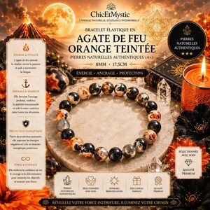 Puede incluir: Una pulsera elástica con cuentas de 8mm de ágata de fuego naranja teñida. Las cuentas muestran una mezcla de patrones jaspeados en negro, blanco y naranja. La pulsera mide 17,5cm de largo y se presenta sobre una base de piedra circular con texto.