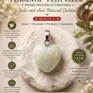 Puede incluir: Colgante de corazón de jade verde claro, de aproximadamente 1,5 cm, expuesto sobre una piedra gris clara. El colgante es de jadeíta natural y tiene una fianza plateada. El texto en francés describe las propiedades.