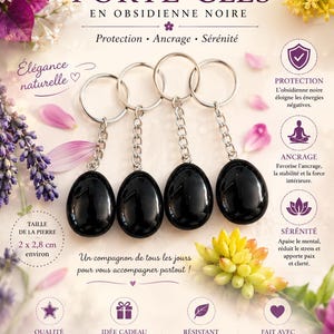 Peut inclure: Porte-clés en obsidienne noire avec chaînes argentées. Chaque porte-clés présente une pierre noire polie de forme ovale, mesurant environ 2 x 2,8 cm. Le texte inclut : "PORTE-CLÉS EN OBSIDIENNE NOIRE", "Élégance naturelle" et les mots "Protection, Ancrage, Sérénité".