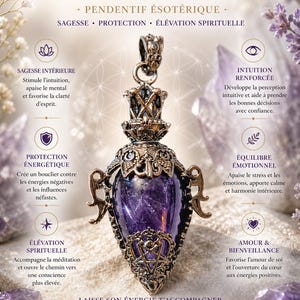 Può includere: Un pendente con una grande pietra di ametista viola lucida, incastonata in un'ornata cassa di metallo in stile antico. L'immagine presenta testo in francese, tra cui "Améthyste" e "Pierre Naturelle". Il pendente è progettato per l'elevazione spirituale e la protezione.
