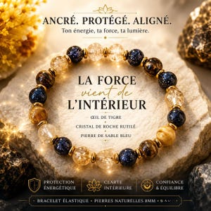 Könnte beinhalten: Ein elastisches Armband mit 8mm Perlen aus blauem Sandstein, Tigerauge und rutiliertem Bergkristall, getrennt durch goldfarbene Metallzwischenstücke. Der Text auf dem Bild lautet: ANCRÉ. PROTÉGÉ. ALIGNÉ. LA FORCE VIENT DE L'INTÉRIEUR. ŒIL DE TIGRE, CRISTAL DE ROCHE RUTILÉ, PIERRE DE SABLE BLEU.