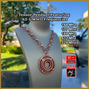 Puede incluir: Un collar con colgante de metal color cobre con un diseño circular de textura de cuerda. El texto dice: Tensor Pendant Featuring All 5 MWO Frequencies, 144 Mhz, 177 Mhz, 188 Mhz, 432 Mhz, 528 Mhz. Incluye una pequeña imagen de un Gift Tensor Ring 144 Mhz.