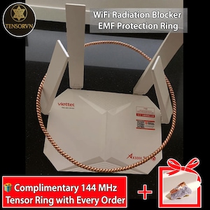 Puede incluir: Un enrutador Wi-Fi blanco con cuatro antenas, rodeado por un anillo de color cobre. El texto "WiFi Radiation Blocker EMF Protection Ring" se muestra arriba. La imagen también incluye una caja de regalo con un cristal y el texto "Complimentary 144 MHz Tensor Ring with Every Order."