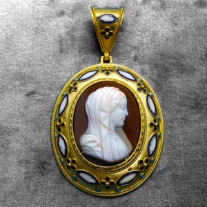 Ciondolo in stile vittoriano revival etrusco in oro 18 carati e smalto con cammeo della Vergine Maria.