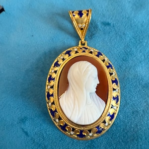 Ciondolo vittoriano in oro 18k e smalto: cammeo in agata e Vergine Maria