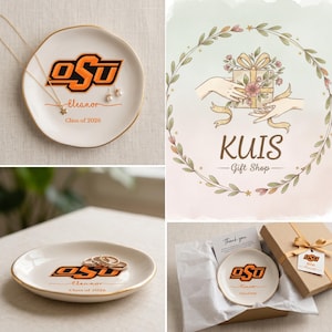 Puede incluir: Un plato de cer&aacute;mica blanco con borde dorado, con el logotipo de la Universidad Estatal de Oklahoma en naranja y negro. El plato est&aacute; personalizado con el nombre "Eleanor" y "Class of 2026". El plato se muestra con joyas y anillos.