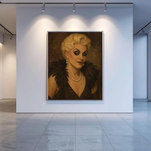 Puede incluir: Retrato enmarcado de una mujer con cabello rubio, maquillaje oscuro y un collar de perlas. Lleva un vestido negro con un cuello de plumas. La obra de arte se exhibe en una galería con focos.