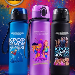 Könnte beinhalten: Drei Wasserflaschen mit schwarzen Deckeln und Trageriemen. Die Flaschen sind blau, lila und schwarz, jede mit einer anderen Grafik und Text zum Thema K-Pop. Die blaue Flasche hat ein Cartoon-Monster, die lila Flasche hat eine Gruppe von Anime-Charakteren und die schwarze Flasche hat eine Gruppe von Leuten.