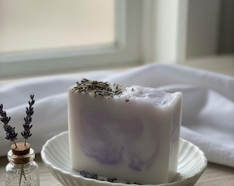Savons à la lavande et au lait de chèvre, faits main, produits naturels, végétaliens.
