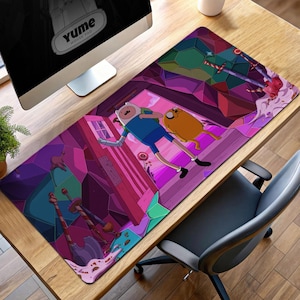 Alfombrilla de ratón de Hora de Aventuras: Finn y Jake entran en la sala de armas de caramelos. Alfombrilla de escritorio de dibujos animados. Regalo original para gamers.