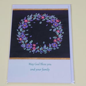 Que Deus te abençoe! Cartão de felicitações para qualquer ocasião! Coroa de flores! Folhas brilhantes! Flores roxas! Característica especial: interior em branco.