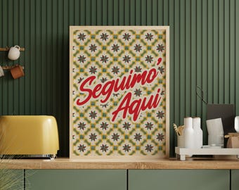 Seguimos Aquí DTMF Poster, Retro Tile Pattern, Spanish Phrase Poster, Debi Tirar Mas Fotos Wall Art, Puerto Rican, Cafe Art, Hispanic Poster