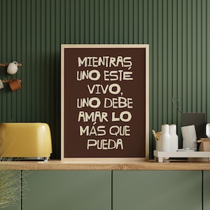 Debi Tirar Mas Fotos DIGITAL Print Poster, Tonic Wandkunst, Spanisches Plakat, Baile Inolvidable, Hispanic Pride Art