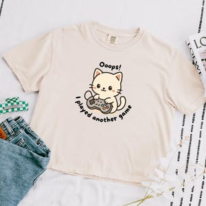 Maglietta Kawaii Gamer Cat / Gatto carino che gioca con il controller del videogioco / Maglietta comoda in stile anime per gli amanti dei gatti e i giocatori