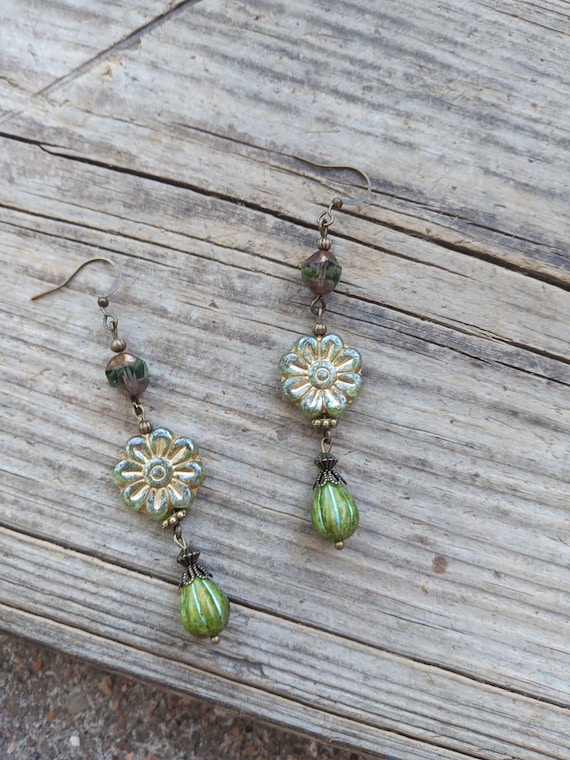 Czech glass green daisy earrings with teardrops (ear1300)