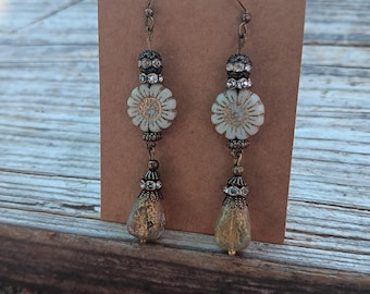 Czech glass beaded ivory and gold flower and teardrop earrings (ear3350)
