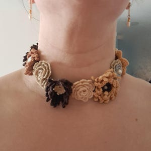 Flower choker